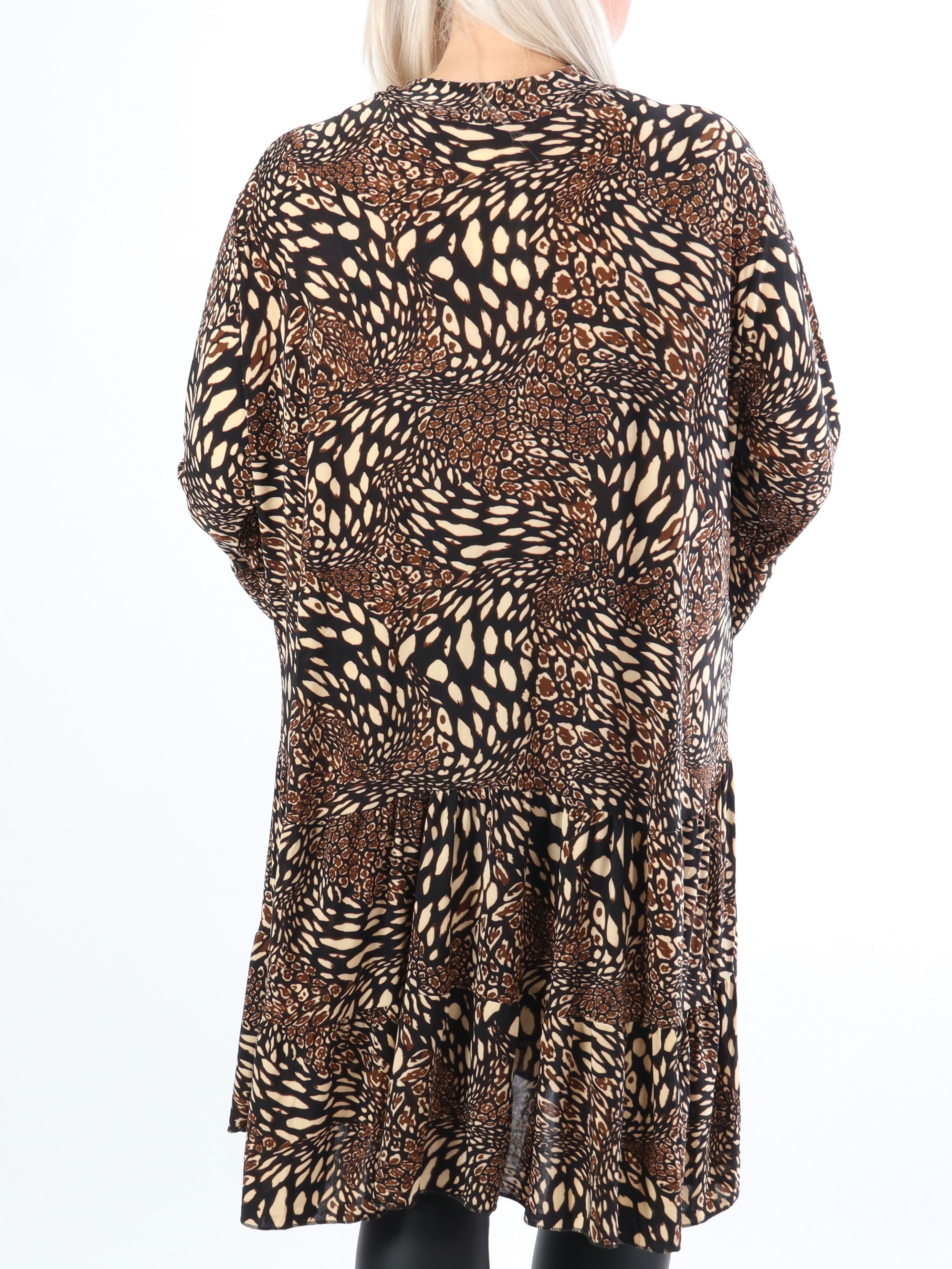Pauline Pattern - Plus size kjole med v-udskæring og lille flæseskørt